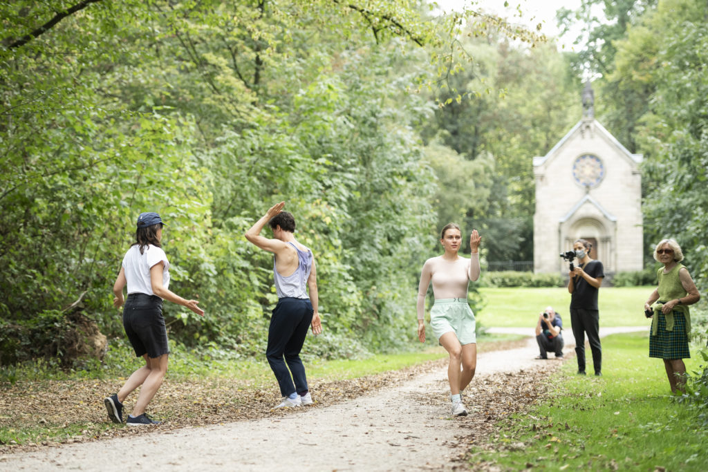 „Gehen-Springen-Begegnen“ eine Performance von Daniela Georgieva im Lantz'scher Skulpturenpark (© Katja Illner)