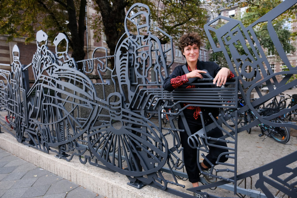 Zaunskulptur "Earth Is Blue“ mit der Künstlerin Selma Gültroprak am Goethe-Gymnasium (© Michael Gstettenbauer)