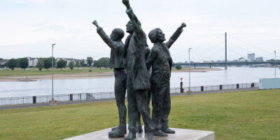 Claus Richter, EIN SELTSAM KLASSISCHES DENKMAL, 2022, Ein Ort für die Erinnerung und Akzeptanz von geschlechtlicher und sexueller Vielfalt, Apollowiese, Rheinufer, Courtesy: der Künstler und Clages, Köln, Foto: © Christian Konrad