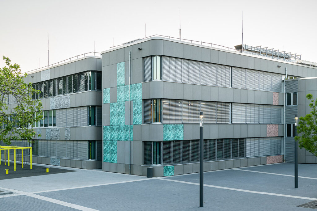 Nina Beier, Territories, 2021, Eine künstlerische Fassade für das Fridrich-Rückert-Gymnasium, Courtesy: die Künstlerin, © Foto: Katja Illner