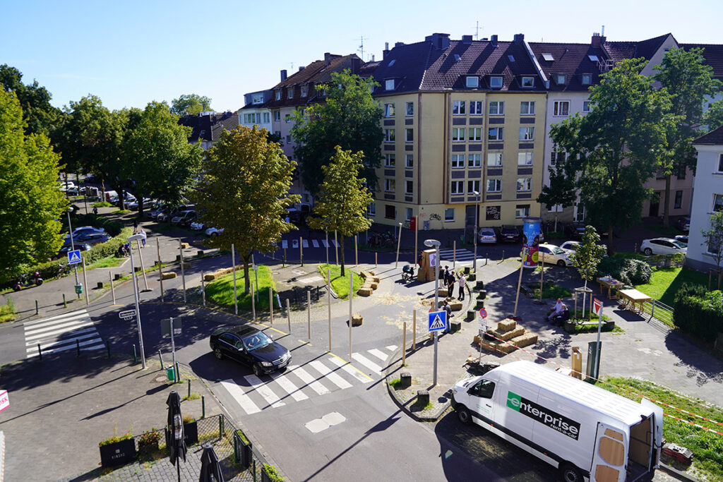 Studio3, Platz der Pioniere, 2023, Bürger*innenbeteiligung, Kreisverkehr Albertstraße, Ecke Höherweg, Courtesy: die Künstler, Foto: © studio3